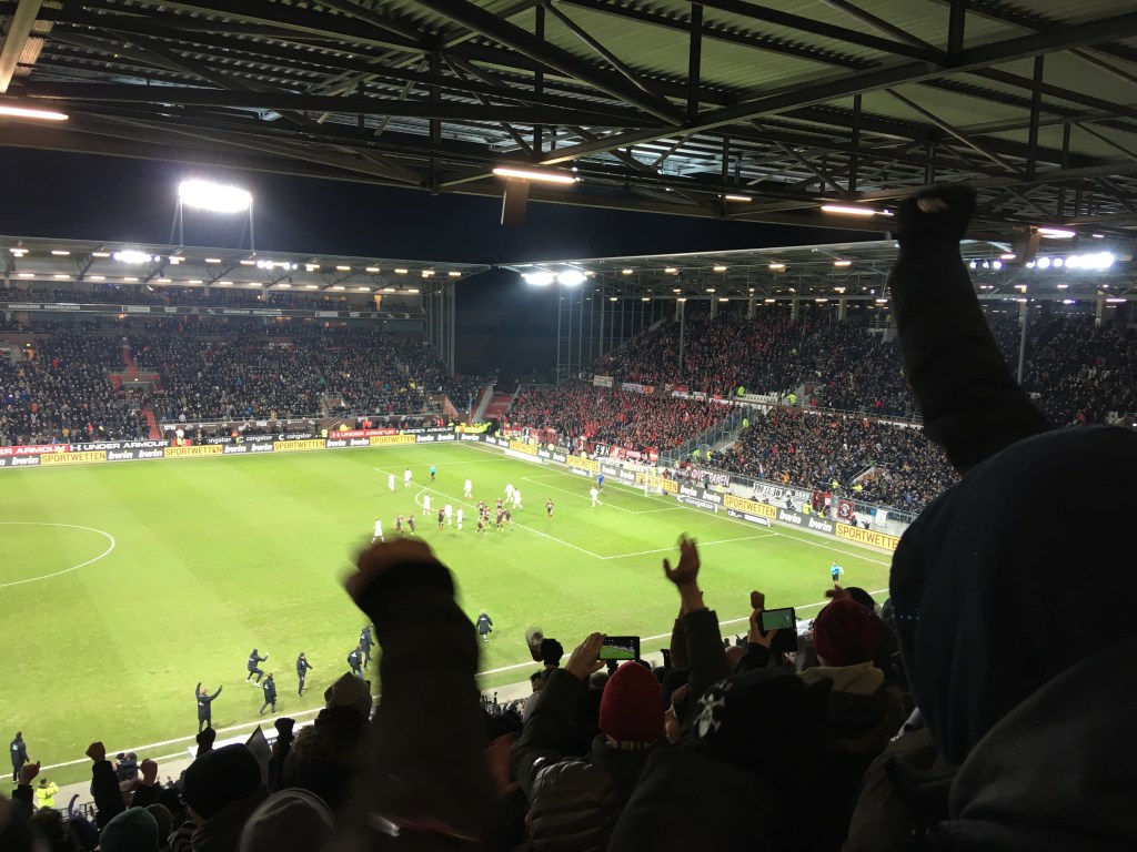 Das Stadion vom FC St. Pauli bei einem Flutlicht-Abendspiel