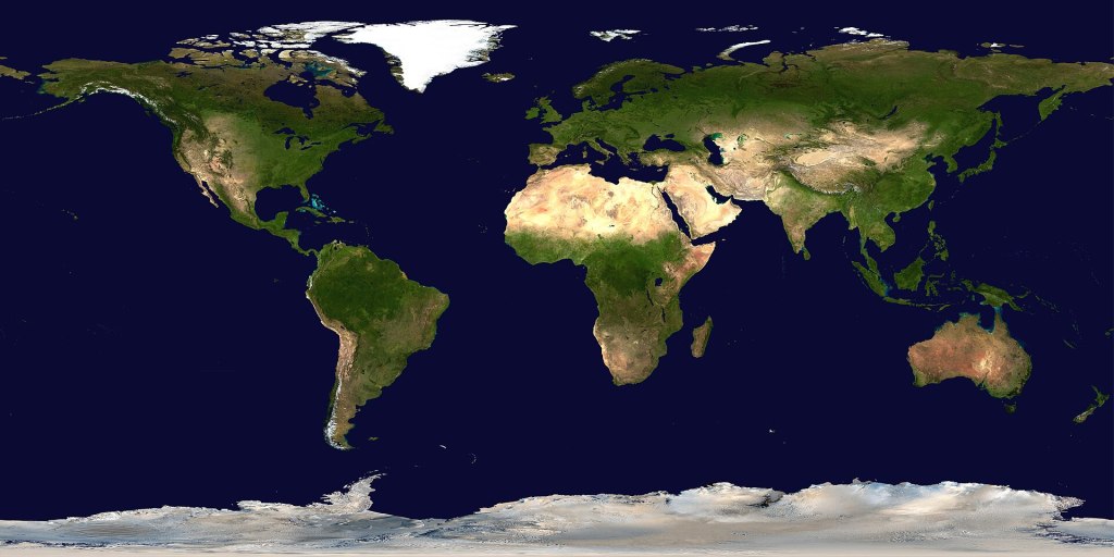 Weltkarte aus Satellitenbildern: Alle Kontinente in Grün- und Brauntönen auf dunkelblauem Meer, oben das weiße Grönland, unten die weiße Antarktis.